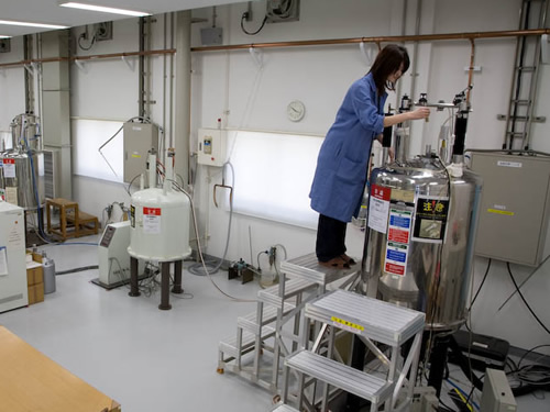 NMRが並ぶ様子が壮観な合成化学分析実験室内の様子