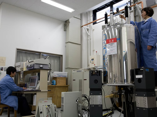 直田研究室が誇る500MHzのNMR