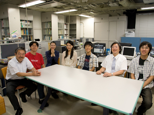 守谷一郎研究室、村橋俊一研究室につづいて基礎工創設以来、いつまでも変わらず皆が「考究室」と呼ぶ、研究室の居室です。スタッフ、マスターコース学生と。