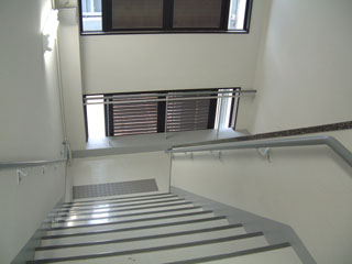 基礎工学部本館C棟 廊下、階段の様子02